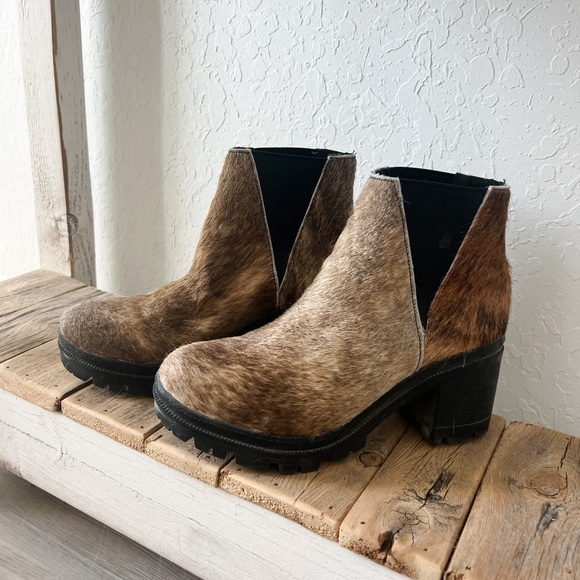 Alcala’s Cowhide Boot, Size 8 - Picture 2 of 3